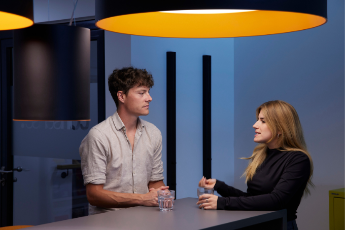 Kommunikationsberater von consense communications diskutieren in München eine GEO-Strategie für KI-Suchsysteme wie ChatGPT und Perplexity