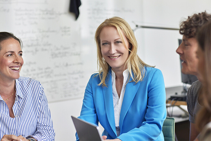 Claudia Thaler, Geschäftsführerin, im Gespräch mit ihrem Team zu Trends in der Unternehmenskommunikation