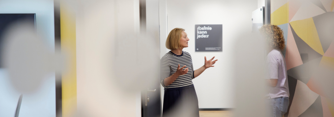 CEO Kommunikation - Nina Angermann im Gespräch mit einer Kollegin