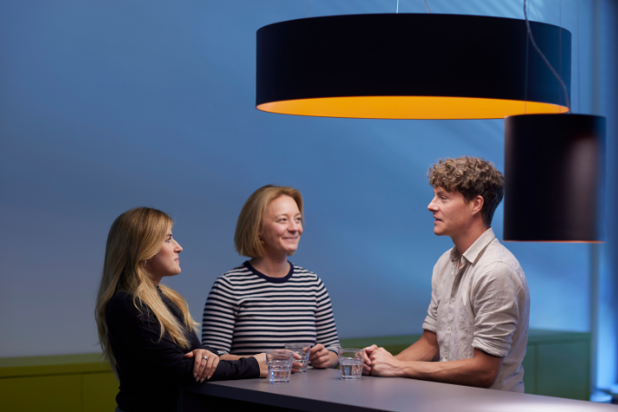 Kommunikationsberater von consense communications diskutieren in München eine GEO-Strategie für KI-Suchsysteme wie ChatGPT und Perplexity