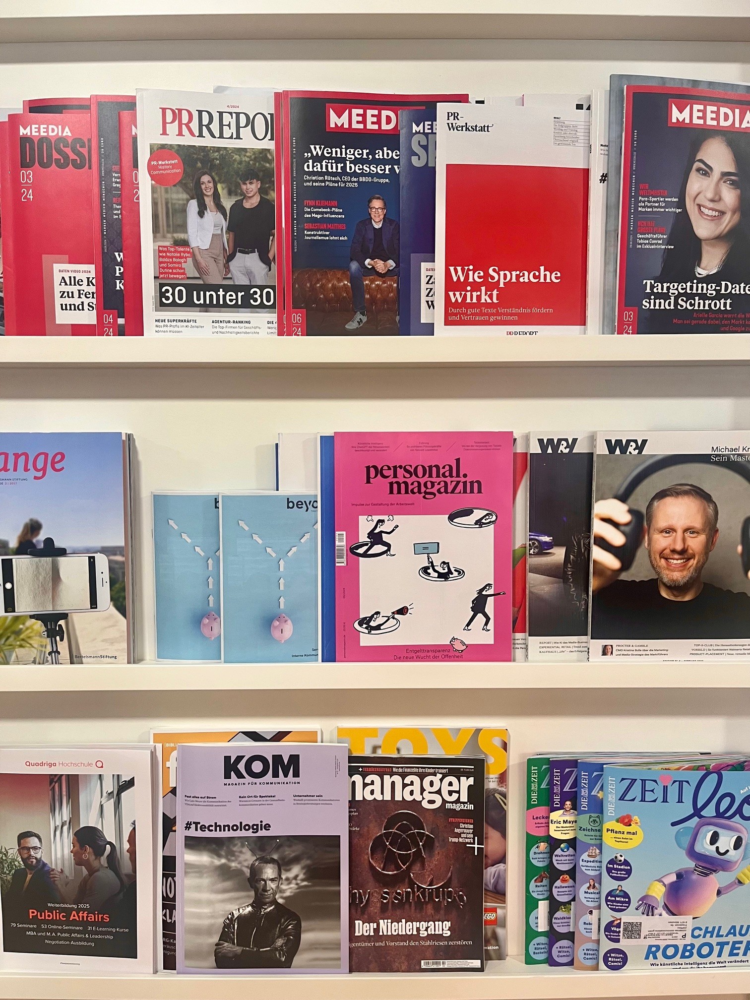 Ein Regal mit Fachmagazinen aus der PR- und Marketingbranche. Illustratives Bild für Pressearbeit