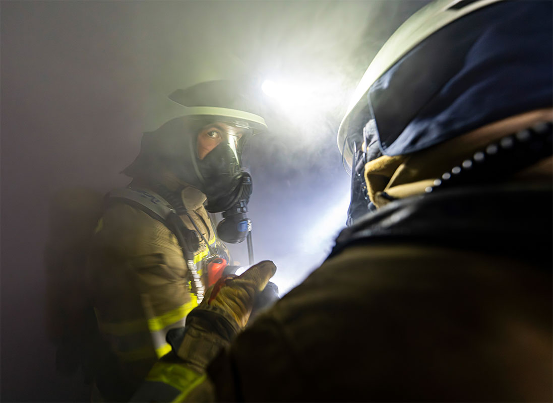 Nachwuchskräfte in einer realitätsnahen Brandsimulation, comtract für Berufsfeuerwehr Heidelberg
