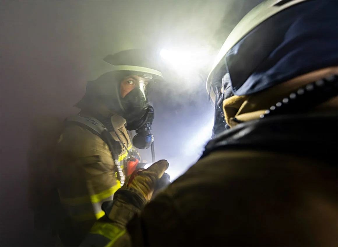 Nachwuchskräfte in einer realitätsnahen Brandsimulation, comtract für Berufsfeuerwehr Heidelberg